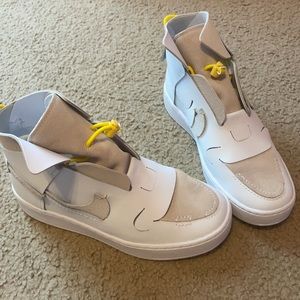 Nike shows with yellow pulley for ties (brand new)